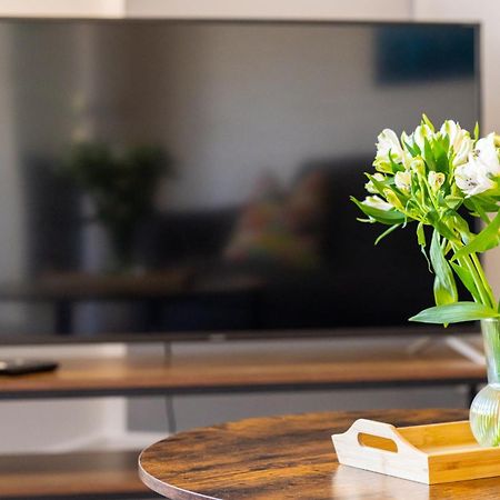 Central Serviced Apartments - 2 Bedroom - Free Street Parking - Fast Wifi - Smart Tvs In All Rooms - Ground Level - Family Neighbourhood - 3 X Double Beds - Heating 24-7 - Trade Stays - Weekly & Monthly Offers Dundee Buitenkant foto