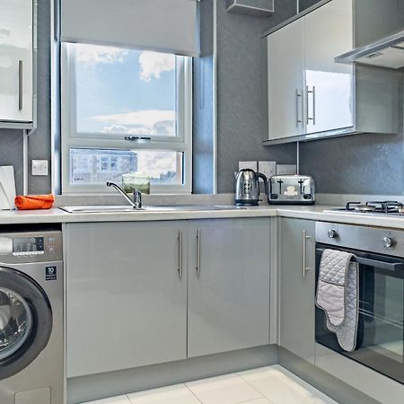 Central Serviced Apartments - 2 Bedroom - Free Street Parking - Fast Wifi - Smart Tvs In All Rooms - Ground Level - Family Neighbourhood - 3 X Double Beds - Heating 24-7 - Trade Stays - Weekly & Monthly Offers Dundee Buitenkant foto