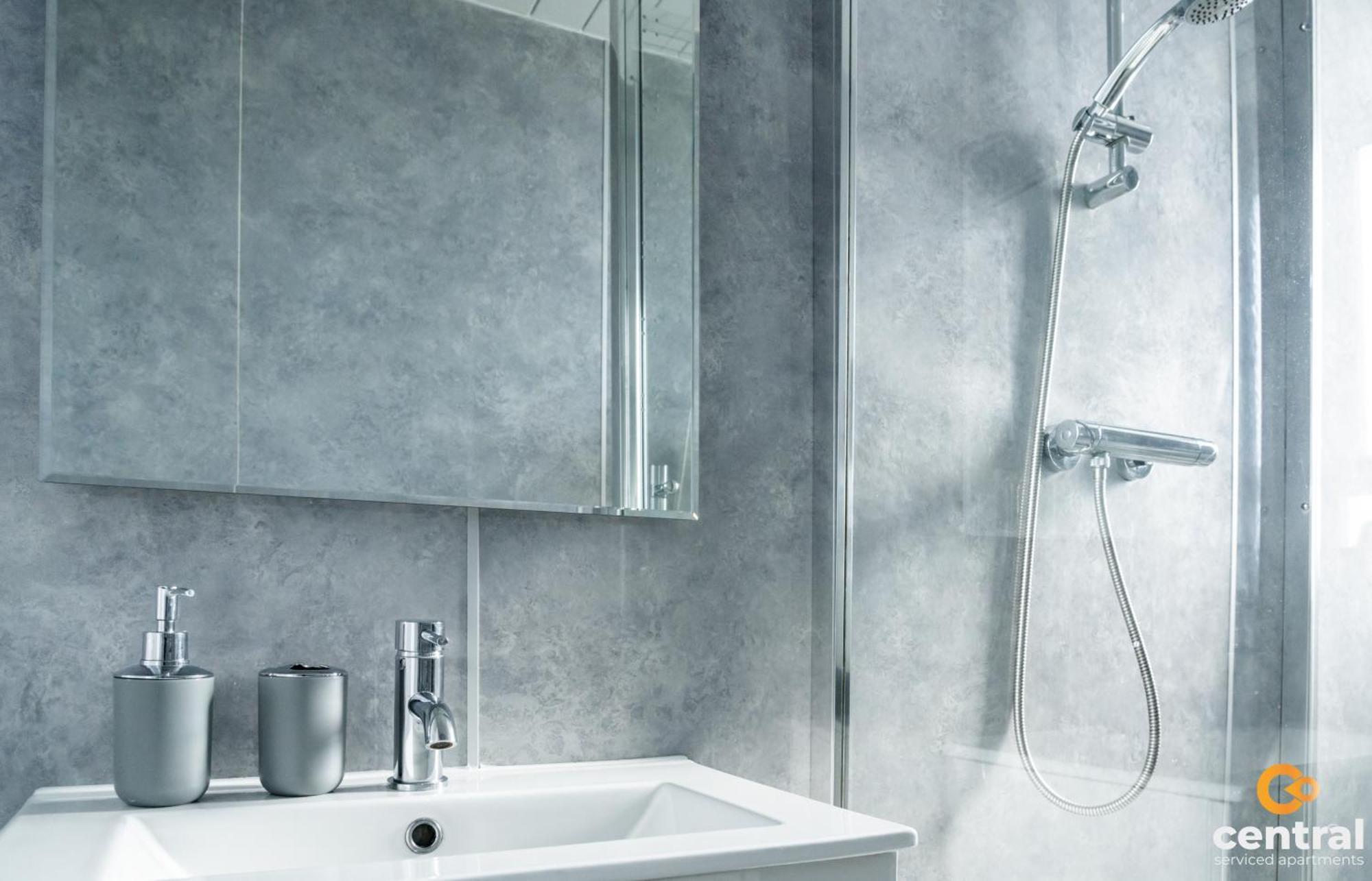 Central Serviced Apartments - 2 Bedroom - Free Street Parking - Fast Wifi - Smart Tvs In All Rooms - Ground Level - Family Neighbourhood - 3 X Double Beds - Heating 24-7 - Trade Stays - Weekly & Monthly Offers Dundee Buitenkant foto