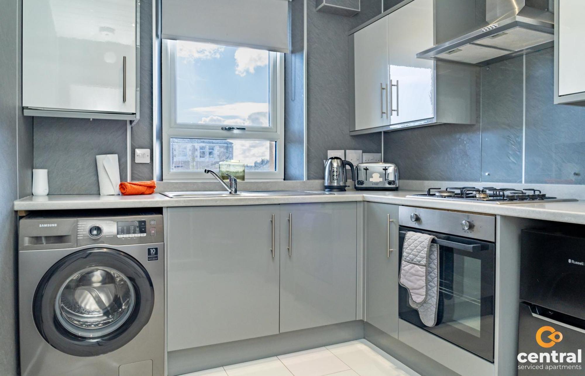 Central Serviced Apartments - 2 Bedroom - Free Street Parking - Fast Wifi - Smart Tvs In All Rooms - Ground Level - Family Neighbourhood - 3 X Double Beds - Heating 24-7 - Trade Stays - Weekly & Monthly Offers Dundee Buitenkant foto